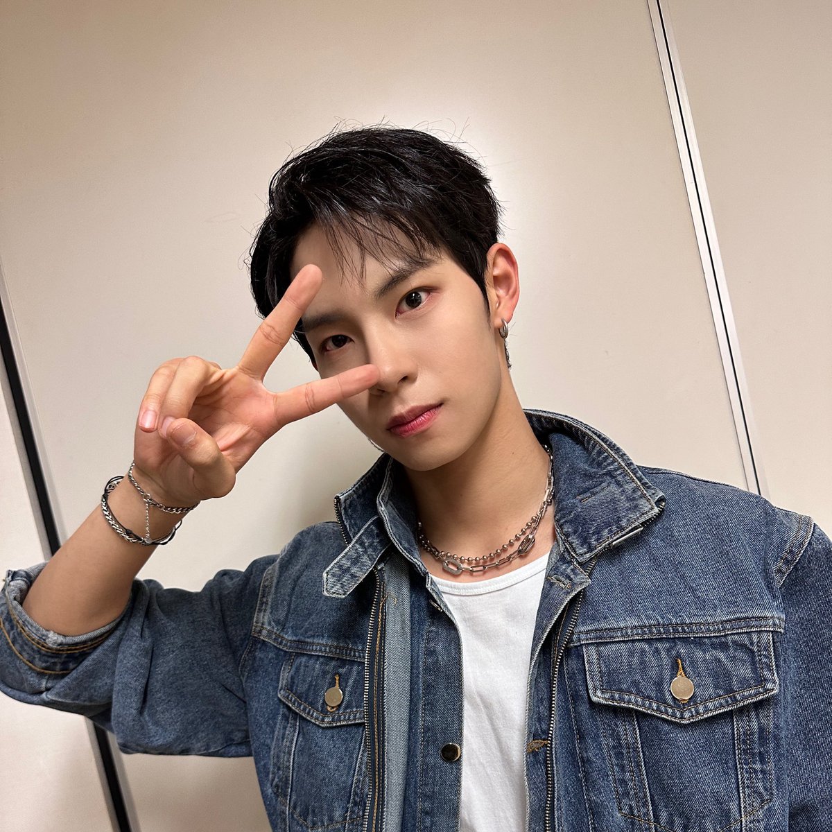 keonheethinker's tweet photo. keonhee being a BIG seventeen fan (a very hardcore carat) moments — a thread 🩵

#홍건희 #REDSTARTBOYS #세븐틴 https://t.co/m95FLqTWNq