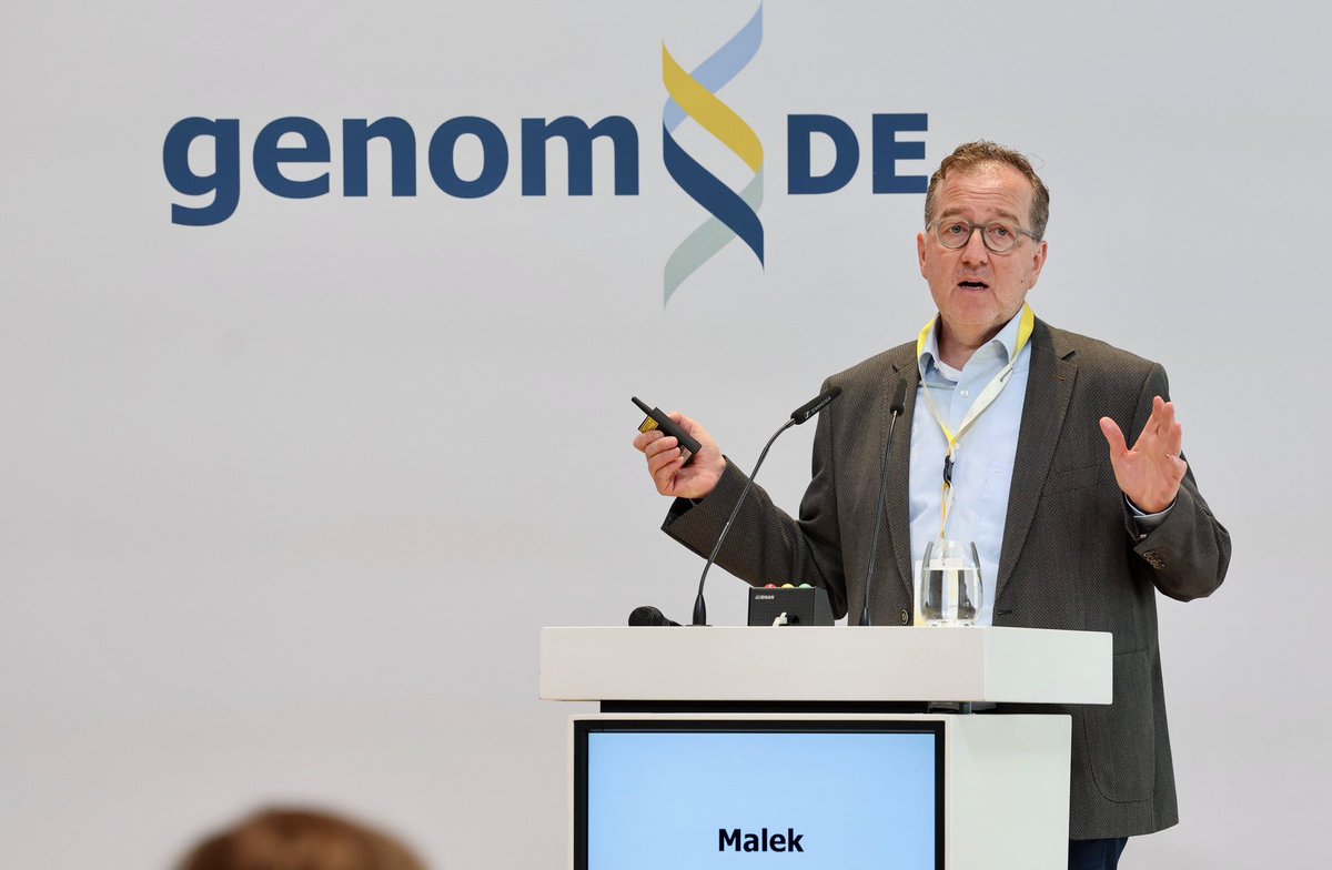 Prof. Nisar Malek gibt in Session 1 einen Überblick über die geplante Novellierung des Modellvorhabens § 64e SGV Modellsequenzierung und die Perspektive von #genomDE und der klinischen Netzwerke auf den Versorgungsnutzen der #Genomsequenzierung.