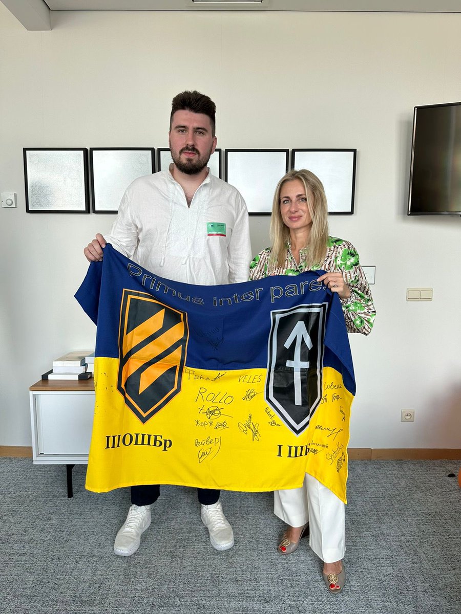 Denys_Ganzha's tweet photo. Just met @charanzova , VP of European Parliament 

Presented a flag signed by Ukrainian defenders https://t.co/AuR6UbaJY3