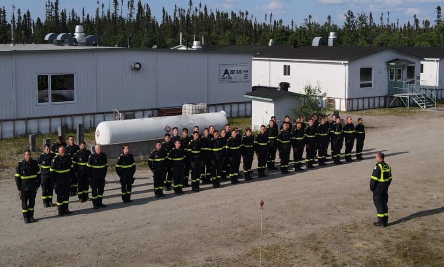 riisc_1's tweet image. ⚫️ #Hommage : Nos sapeurs-sauveteurs de l&apos;#UIISC1, déployés face aux feux de forêt au #Canada ou réunis au #régiment, ont rendu hommage au sergent Dorian Damelincourt des @PompiersParis, leur frère d&apos;armes mort au feu ce 3 juillet.🧑‍🚒🇫🇷