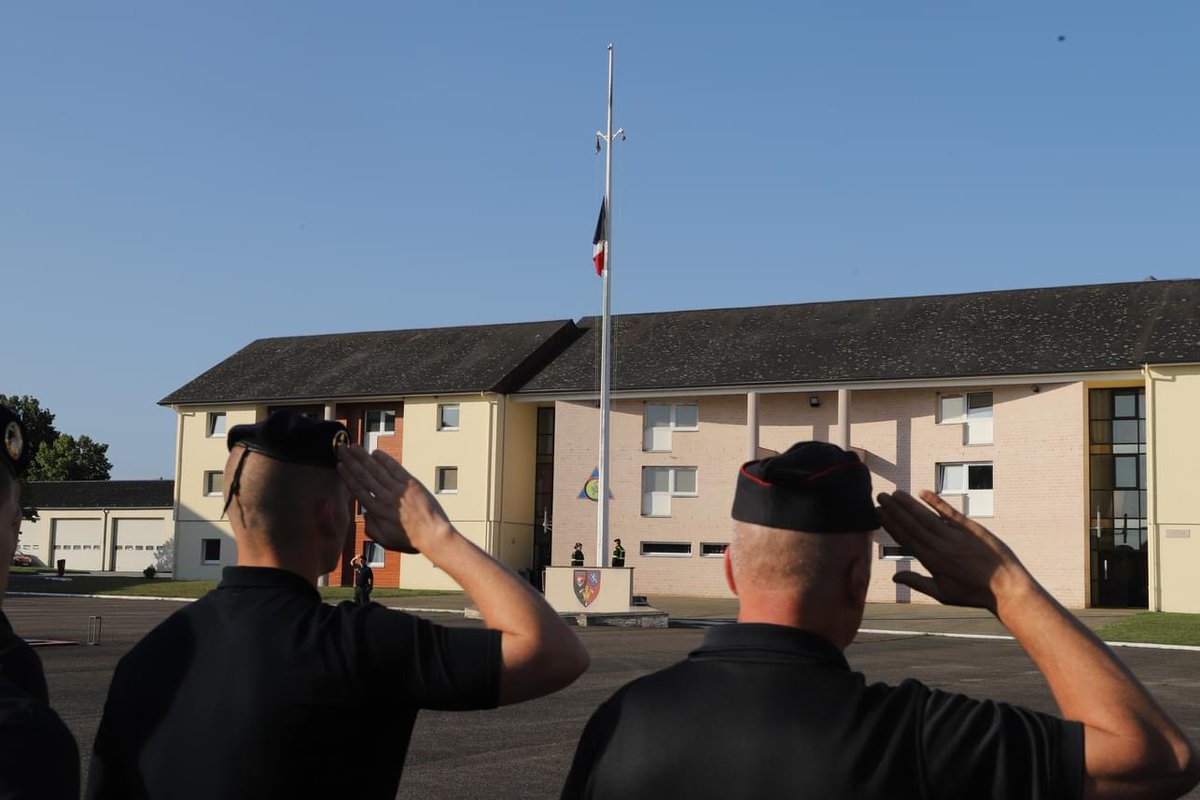 riisc_1's tweet image. ⚫️ #Hommage : Nos sapeurs-sauveteurs de l&apos;#UIISC1, déployés face aux feux de forêt au #Canada ou réunis au #régiment, ont rendu hommage au sergent Dorian Damelincourt des @PompiersParis, leur frère d&apos;armes mort au feu ce 3 juillet.🧑‍🚒🇫🇷