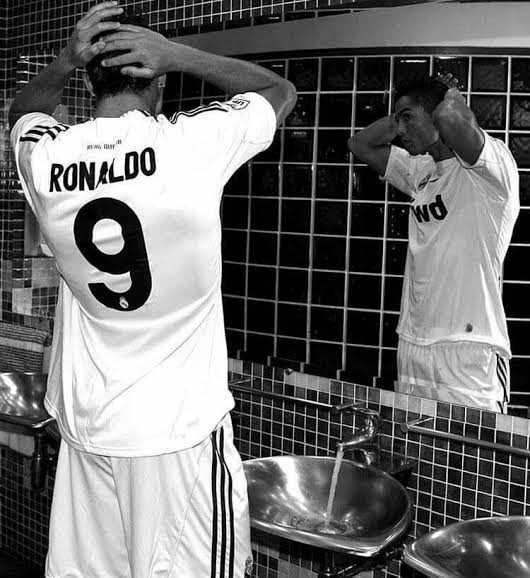 ElInmortal____'s tweet photo. Parece una simple foto, pero en ella se aprecian los últimos instantes antes del comienzo de la época más dorada de un equipo de fútbol moderno: el Real Madrid de Cristiano Ronaldo.

14 años de ese instante. El legado que dejaría, para la eternidad. https://t.co/7G3PaBZdrH