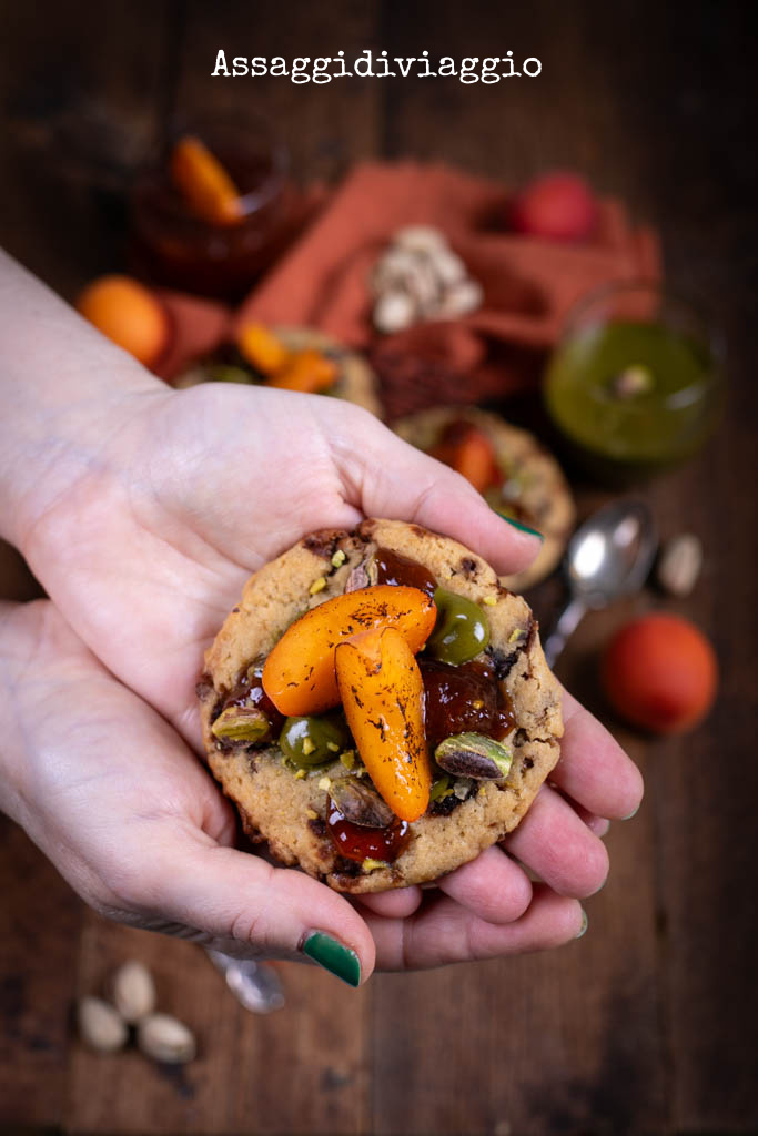 Assaggidiviaggi's tweet photo. L'ultima #ricetta prima della chiusura estiva della #cucina del blog sono dei #cookies del famoso pasticcere francese Cédric #Grolet. Noi li abbiamo fatti con una crema al #pistacchio e confettura di #albicocche.
Tutti i "segreti" di questa ricetta qui: https://t.co/Jkp5KjZhVs https://t.co/m2krdIJ7Ww