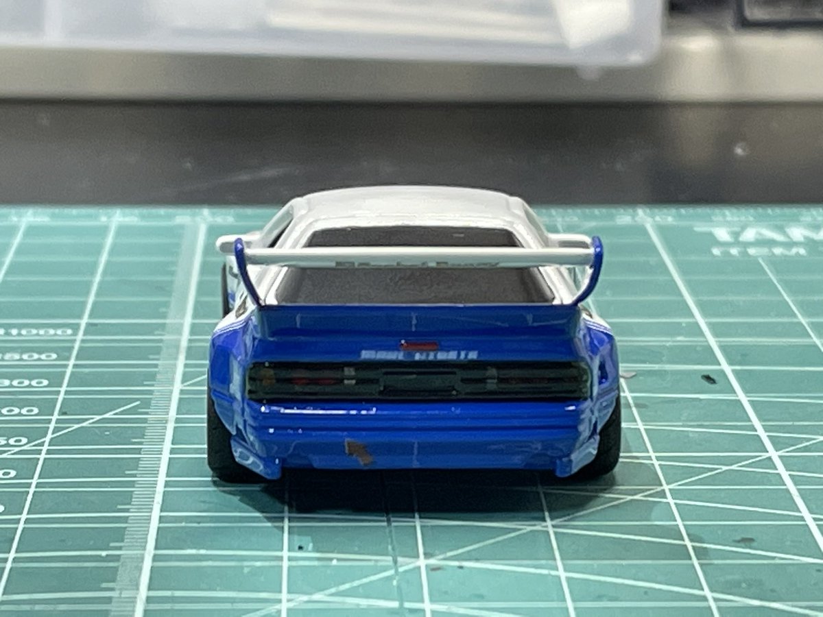 #goodold2023
ミニカー改造初心者ですがよろしくお願いします😃
D1岩井照宜選手のFDです。
ボンネット加工、ウイング自作、室内自作です。
ウィンドウの厚みでロールバーの位置が低くなるのでサイドは切り取り、フロントはアクリル板で作り直しました。
背景は#64mimicarさんのです。