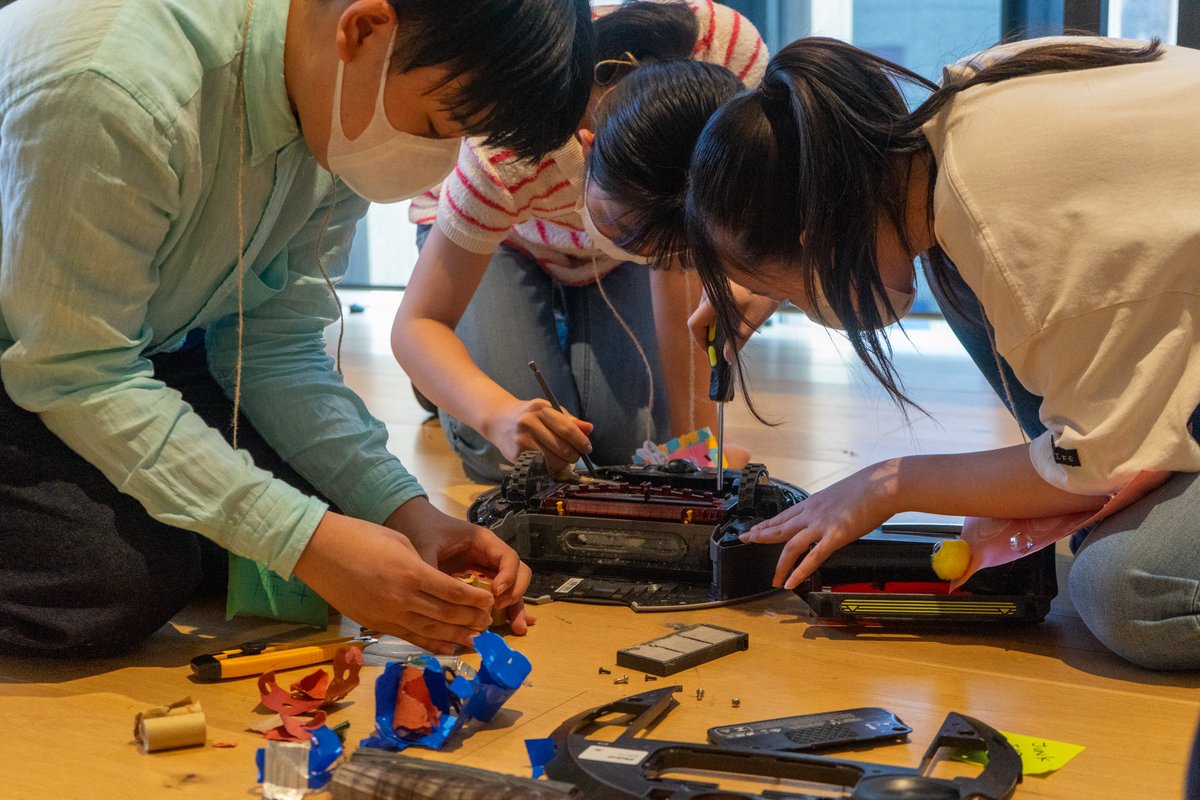 IDEOTokyo's tweet photo. d. campの去年の様子をご紹介！IDEOデザイナーからのインダストリアル・デザインについてのレクチャーのあと、家電を分解する「リバース・エンジニアリング」を体験しました。
参加申込は7/14（金）まで！皆様からのお申し込みお待ちしております。
https://t.co/7GoKl0ELT2 https://t.co/R3BgE2F8ie