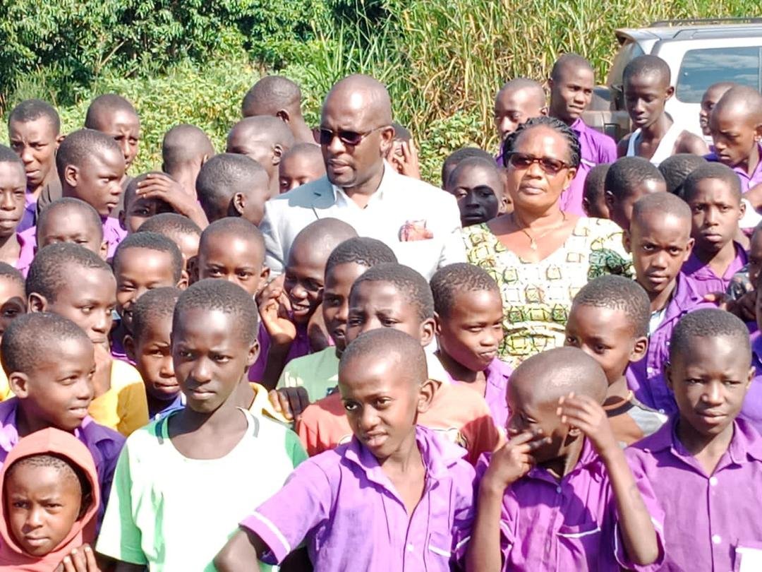 TheEaglee2's tweet photo. The Director statehouse political mobilization ROBERT RWAKANDARE was at Kirinda consultant primary school in kiboga district that apparently has more than 500 pupils &amp; both teachers &amp; pupils are very super grateful to HE president @KagutaMuseveni @GovUganda #freeducation #you https://t.co/gDq5MxVCL2