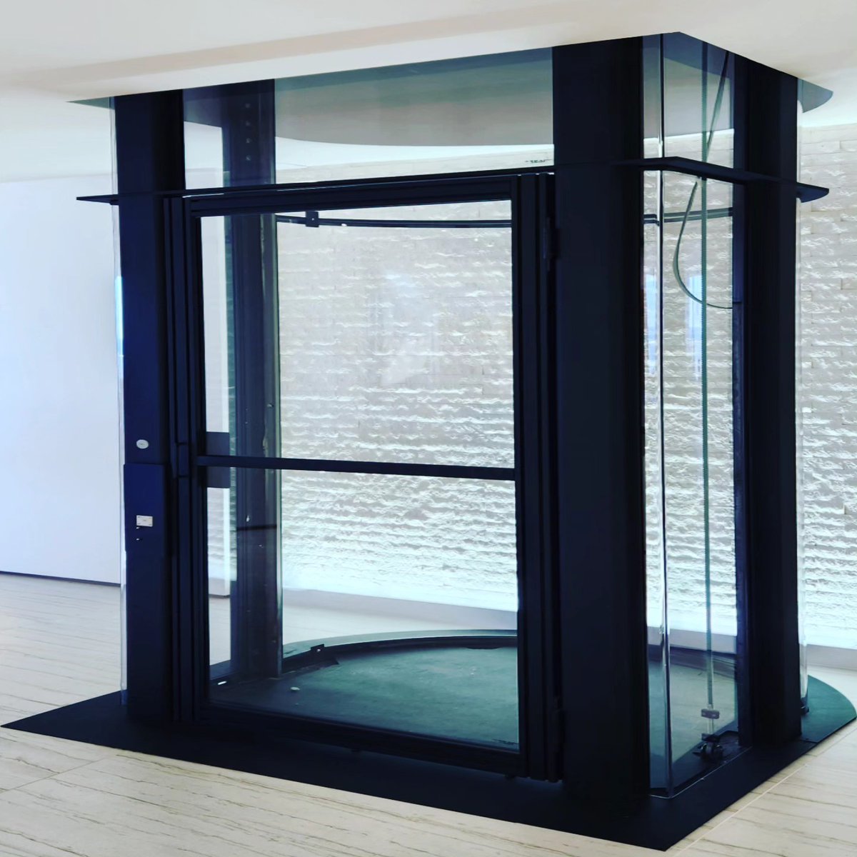 elevare_lifts's tweet image. Let it ride you away to your destination in comfort and style. #glasselevator #luxuryhomes #elevator #customelevator #PenthouseLife #elevarelifts