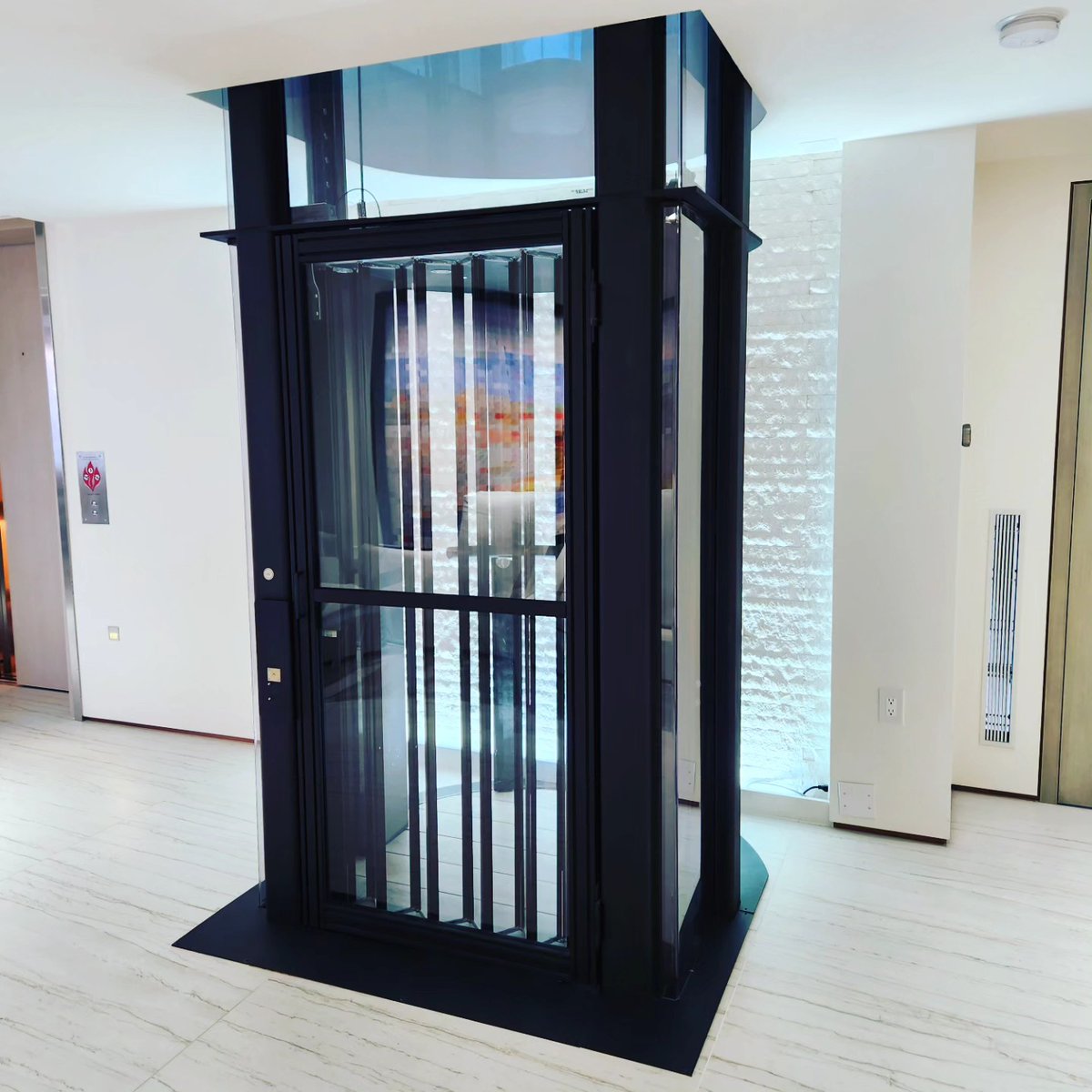 elevare_lifts's tweet image. Let it ride you away to your destination in comfort and style. #glasselevator #luxuryhomes #elevator #customelevator #PenthouseLife #elevarelifts