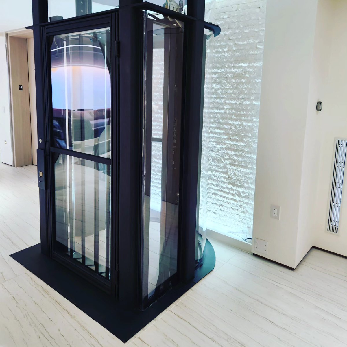 elevare_lifts's tweet image. Let it ride you away to your destination in comfort and style. #glasselevator #luxuryhomes #elevator #customelevator #PenthouseLife #elevarelifts