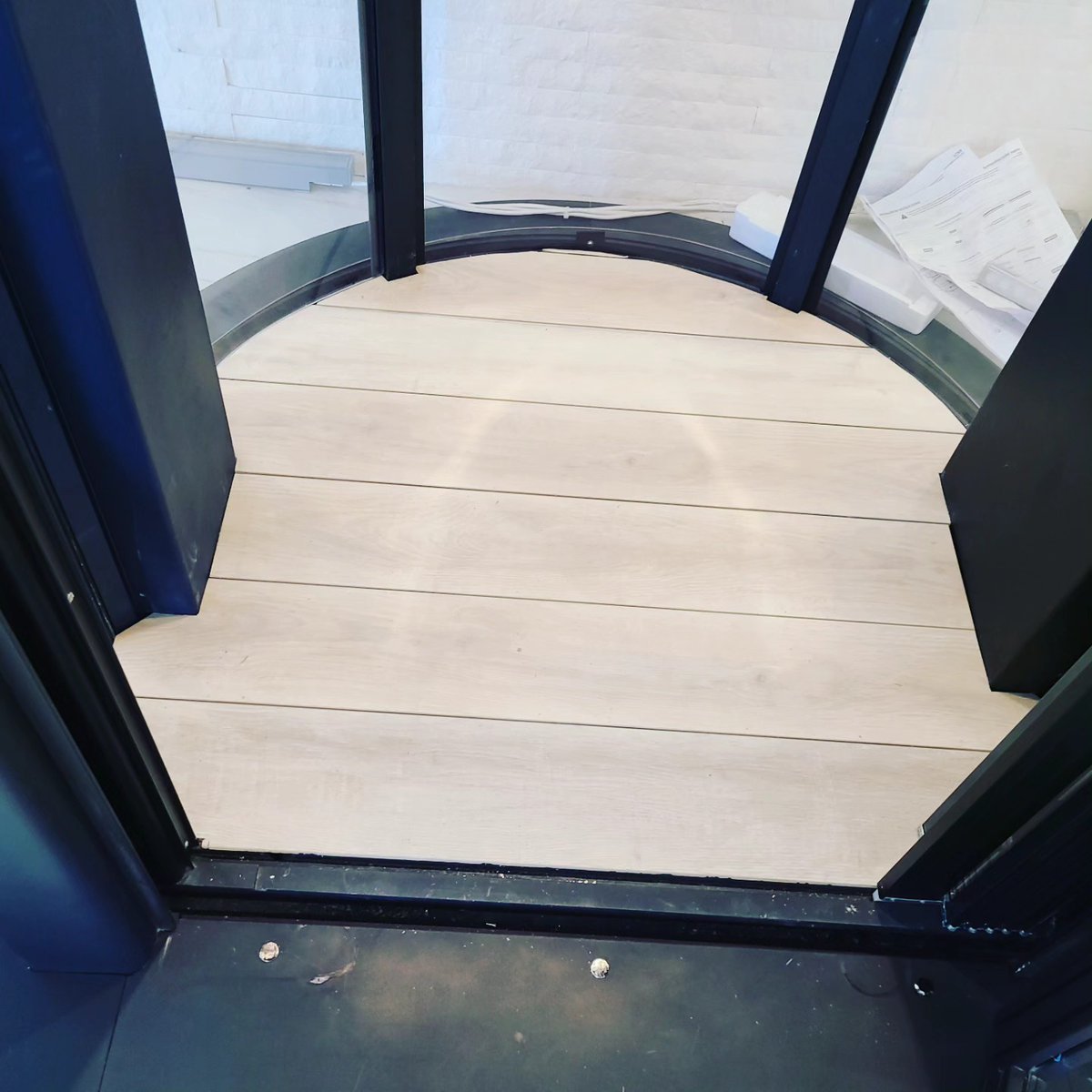 elevare_lifts's tweet image. Let it ride you away to your destination in comfort and style. #glasselevator #luxuryhomes #elevator #customelevator #PenthouseLife #elevarelifts