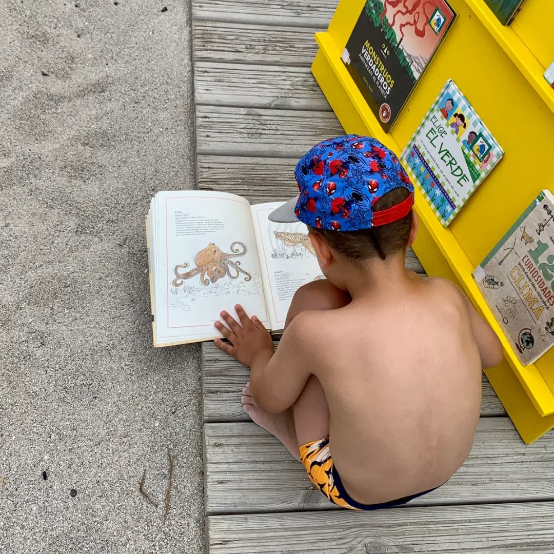 educambcoruna's tweet photo. Antonio, de 6 anos, foi o primeiro neno en estrear o noso xogo de memoria sobre fauna e flora mariña e botar un ollo á selección de libros de @bibcoruna. Ven a facernos unha visita á caseta de educación ambiental na praia de Riazor.  #Coruña #EducaciónAmbiental https://t.co/885KIRFMKM