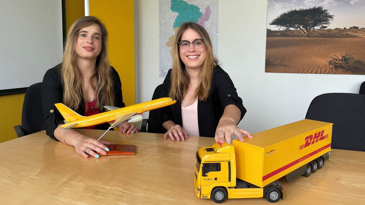 DHLPaket's tweet photo. #Unzertrennlich, beruflich & privat. 💛 Vor 14 Jahren starteten die #Zwillinge Corinna und Jasmin ihre "gelbe Karriere" als Zustellerinnen. Heute sind sie Kolleginnen im #Paketzentrum Augsburg: Corinna im Vertrieb und Jasmin im Kundenservice. #dhl #doppelthältbesser https://t.co/GCucoCiuZ5