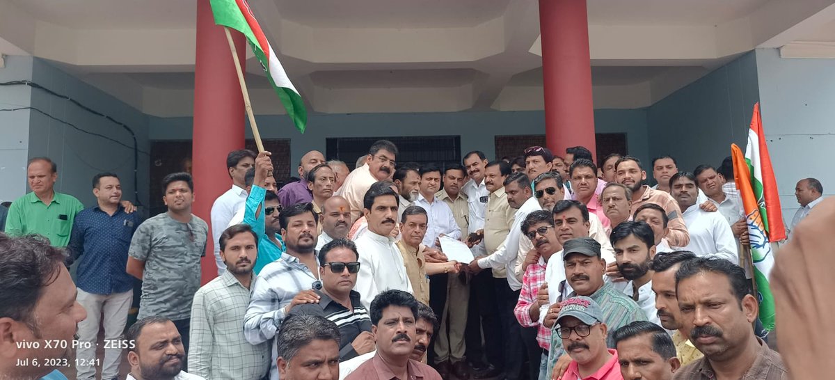 sajjanvermaINC's tweet photo. आज देवास में सीधी की घटना के विरोध में तथा आदिवासियों पर हो रहे अत्याचारों के खिलाफ देवास कलेक्टर को राज्यपाल के नाम ज्ञापन दिया। आदिवासी विरोधी सरकार को बर्खास्त करने की मांग की।

@OfficeOfKNath @INCMP https://t.co/nhkFJr1AY9