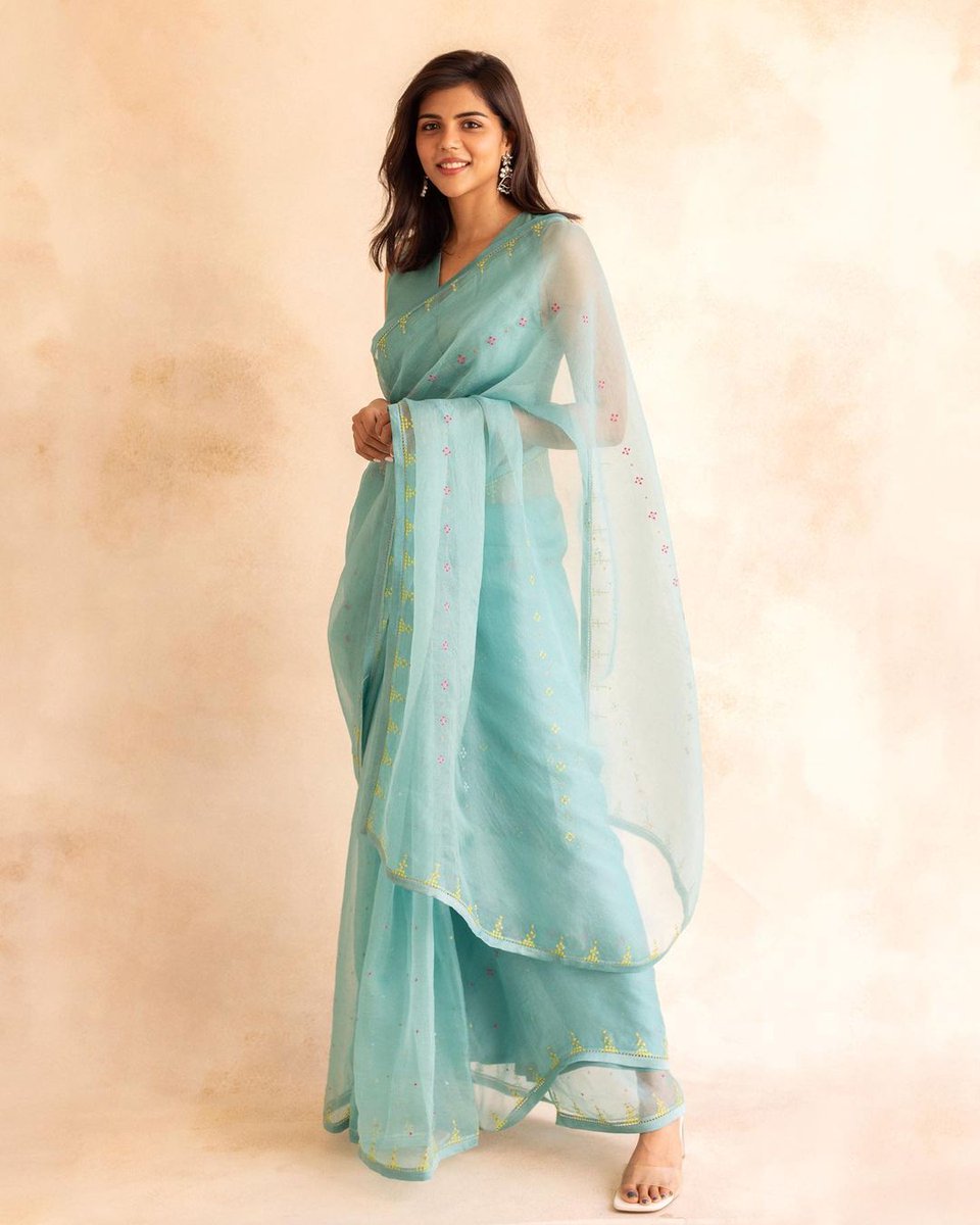 telugufilmnagar's tweet photo. BLUE-tiful!! 💙
Keep calm and flaunt your inner diva like #KalyaniPriyadarshini! ✨

@kalyanipriyan #Tollywood #TeluguFilmNagar https://t.co/55TkBBiemT