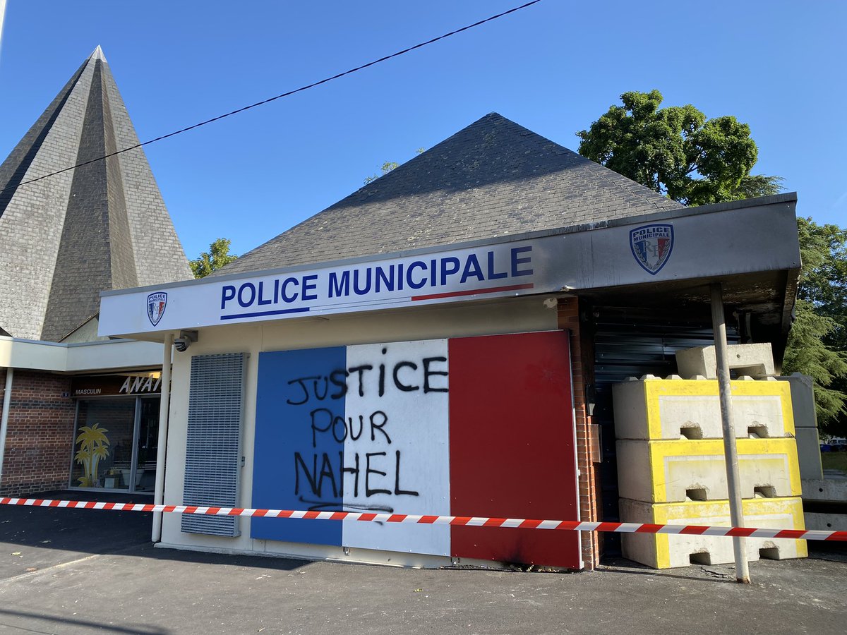 Élisabeth Borne en déplacement ce matin à Lisieux (14). La première ministre a déambulé dans un quartier prioritaire touché par les violences post mort de Nahel. Elle a pris connaissance des dégâts et a échangé avec des habitants choqués. Pour @afpfr 🎥