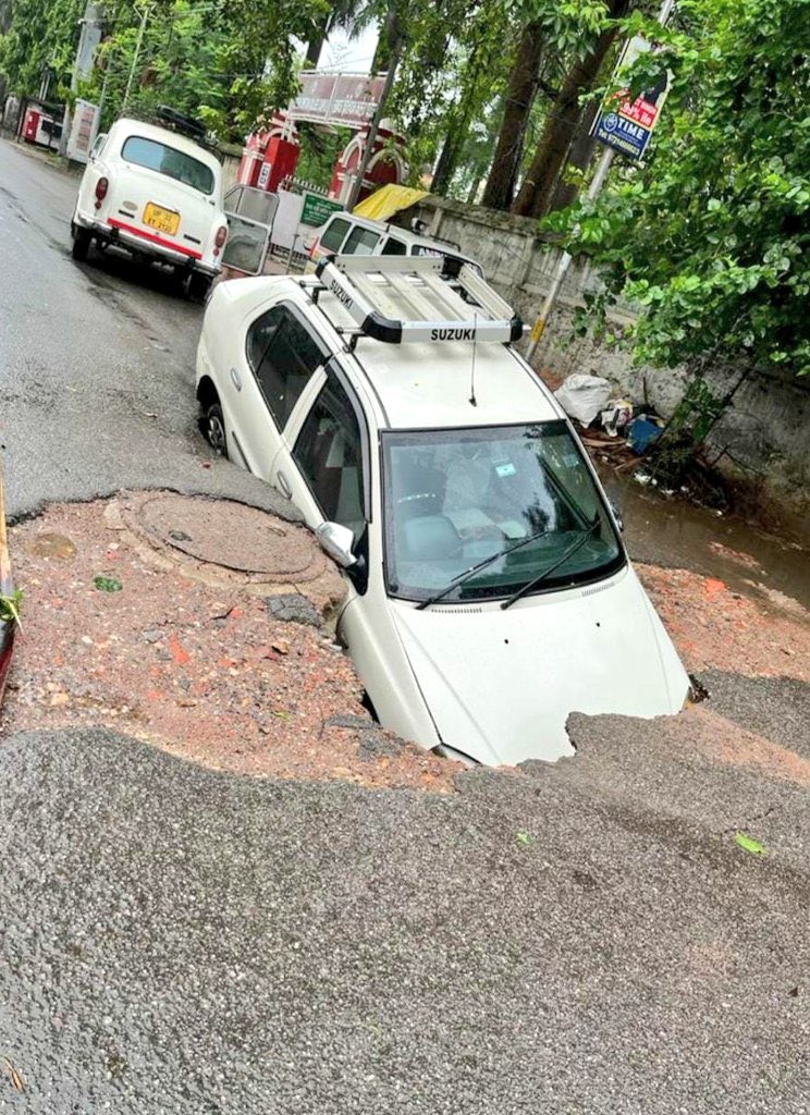 RajatRa55588427's tweet image. @nitin_gadkari THIS IS UTTARPRADESH and it&apos;s road conditions?? Kaahe itna bolne ka ki uttarpradesh ki sadak America jaise hogi?? Ye parallel universe me america gareeb hai kya?? #saferoad