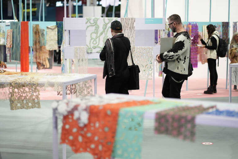 Las empresas de componentes para el calzado acuden a la feria Première Vision París
catedradelcalzado.umh.es/2023/07/06/las…