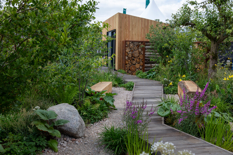 The RHS Resilient Garden is the physical manifestation of the garden detailed in @tommasseyuk’s book of the same title. Both are full of tips to make our gardens adaptable to a warming climate🌱 Tom will be at #RHSHamptonCourt today to sign copies of his book! 📍 RHS HUB, 2pm