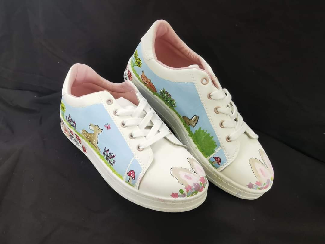 Cannons_Creek's tweet image. #Throwback to Design during Term 1, with Mrs Stuart. The Grade 11s researched various artists, and decorated shoes using their chosen artist as inspiration. The Matrics designed and produced clocks, relating to their various businesses. #design #clockdesign #shoedesign #art