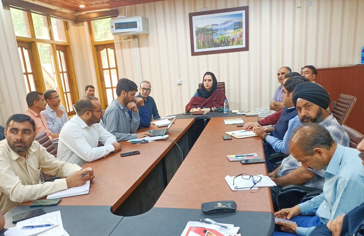 DCBaramulla's tweet image. #progressingjk
DC B'la @DrSyedSehrish chairs officers meet &amp;amp; discussed various strategies for tourism diversity in B'la, directed  deptts to adopt coordinated approach to promote newly identified tourists destinations in the district. 
@OfficeOfLGJandK
@JandKTourism