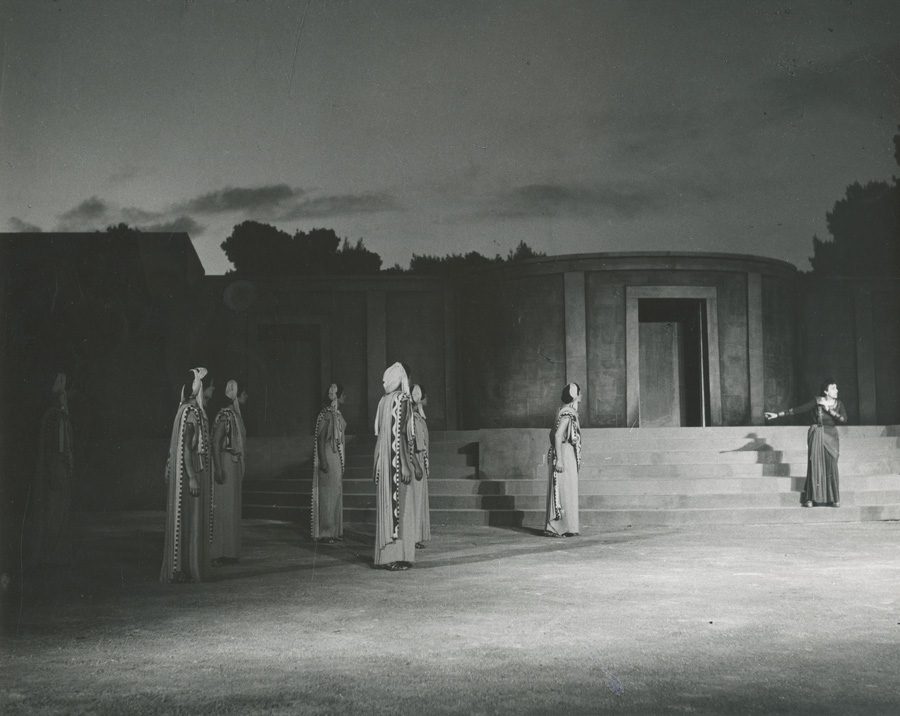 panoramagriego's tweet photo. #Teatro | Todas las #Medeas en una exposición en #Epidauro. El material de las 21 veces que se ha representado Medea en el teatro antiguo se presenta en una nueva exposición albergada en el edificio de Aris Konstantinidis, cerrado desde hace tiempo➡️https://t.co/76jMBX6XxB https://t.co/o2z27Xbpld