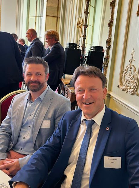 CUMAFrance's tweet photo. Renouvellement des générations
La #FNCUMA invitée hier au Club Agriculture & Alimentation présidé par @StTRAVERT & @JulienDive en présence du ministre de l'Agriculture @MFesneau pour échanger sur L’attractivité des métiers & le renouvellement des générations, de l'amont à l'aval https://t.co/M8IcFz7n2O