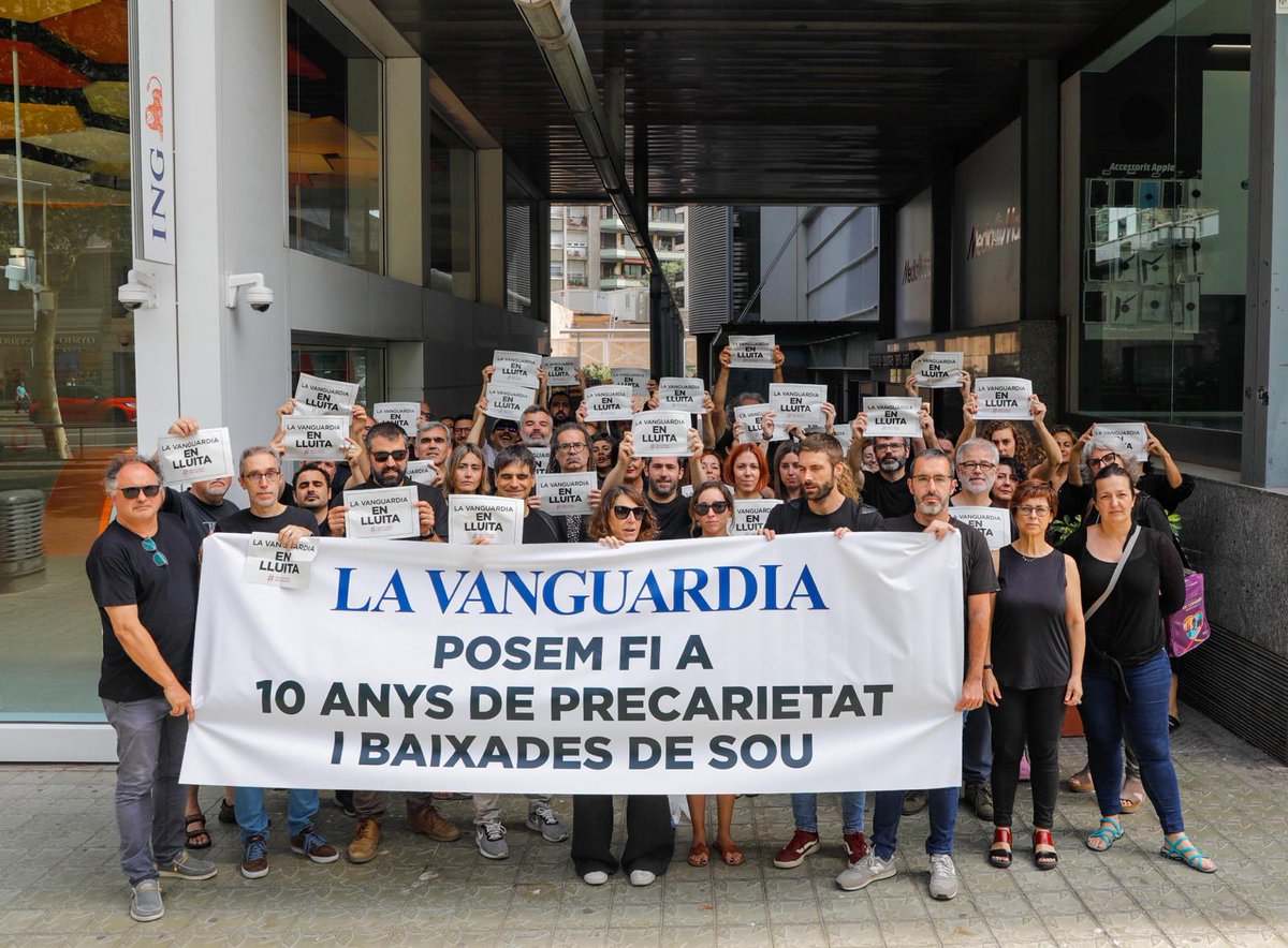 El comitè de La Vanguardia, amb el suport de l'Assemblea de treballadors, ha convocat dues jornades de vaga pels dies 21 i 24 de juliol per posar fi a 10 anys de retallades i precarització continuada <a href="/comite_elpais/">Comité de EL PAÍS</a>
<a href="/Comite_ELMUNDO/">Comité EL MUNDO</a>
<a href="/ComiteABC/">Comité Empresa ABC</a>
<a href="/AraComite/">Comitè ARA</a>
<a href="/ComitePeriodico/">Comité de EL PERIÓDICO</a>