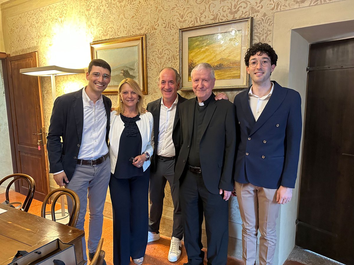 librolandocon's tweet photo. Presentazione del 3 luglio 2023 a Feltre del libro i pessimisti non fanno fortuna di Luca Zaia edito da Marsilio.
https://t.co/Ne5WoxPozX
@zaiapresidente  #presentazione #libro #Ipessimistinonfannofortuna @MarsilioEditori  #Feltre #ProvinciaBelluno #Veneto https://t.co/5T2lWCzEvD