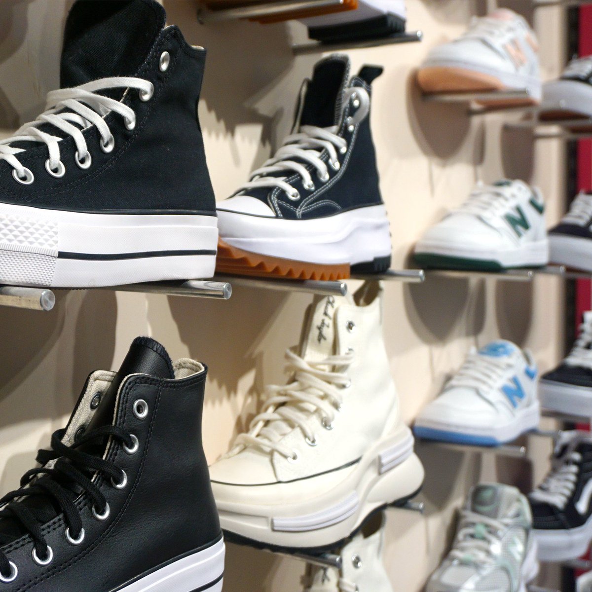 granjonquera's tweet image. Aquest estiu llueix el teu estil més urbà! 👟👟👟 Calçat, roba i accessoris de tendència a la botiga #AWLAB del #GranJonquera!
🧡 Viu l'estiu amb molts més descomptes! 🧡