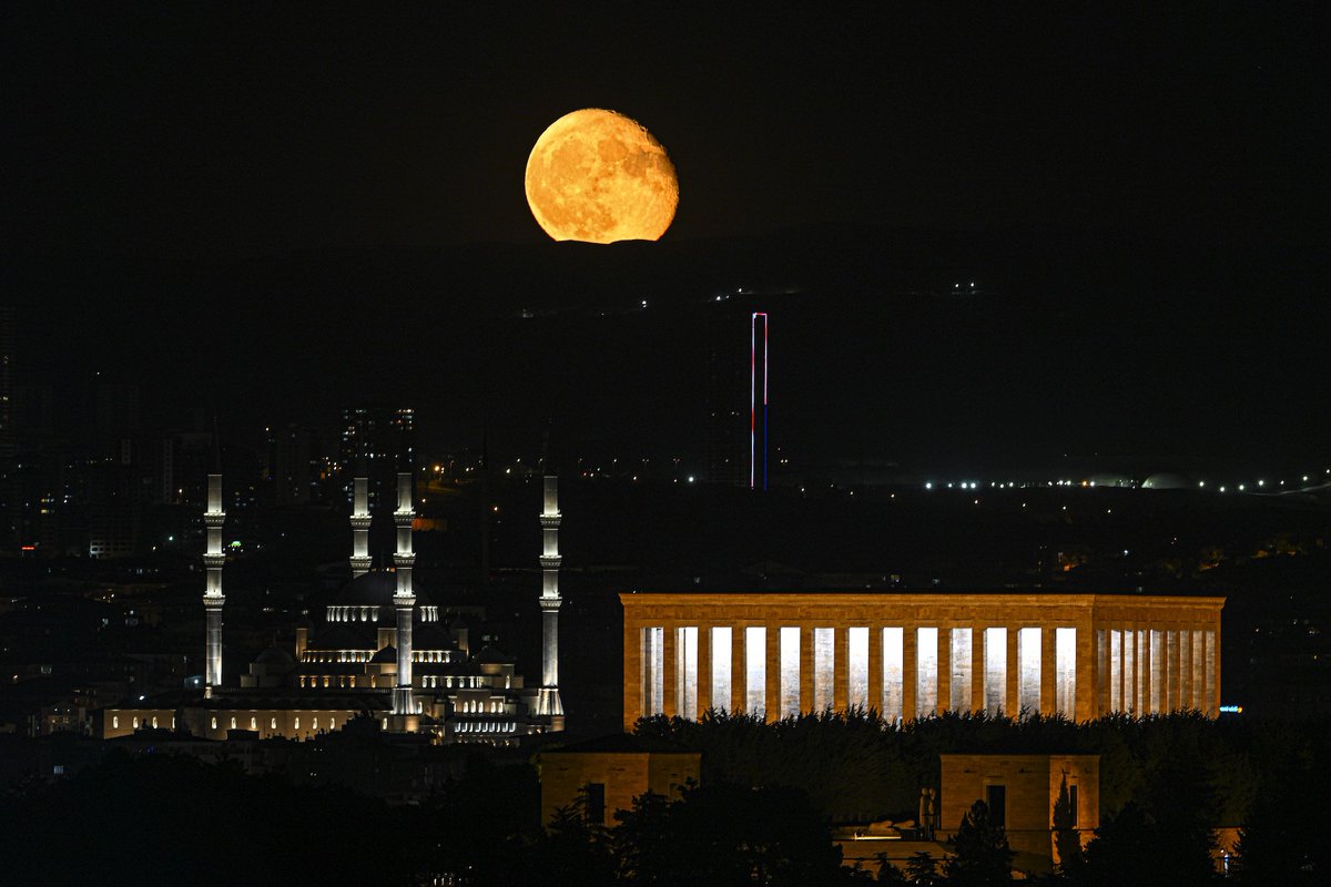 Taş kırılır, tunç erir ama Türklük ebedidir.

Mustafa Kemal Atatürk