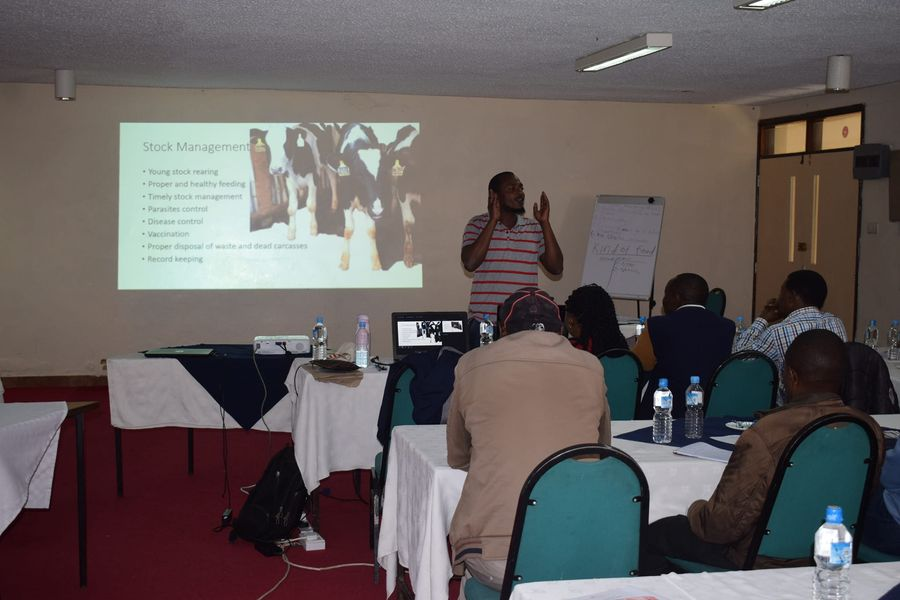ruforumsec's tweet photo. Smallholder farmers are better empowered through blended approaches like incorporating capacity building, Agri tourism, promoting spaces for peer-to-peer learning etc. Thanks to #CESAAM, #TAGDev , @ruforumsec & #Farmers for making this workshop a success. https://t.co/GYhgB4ft5t https://t.co/ibYzbYl8rX