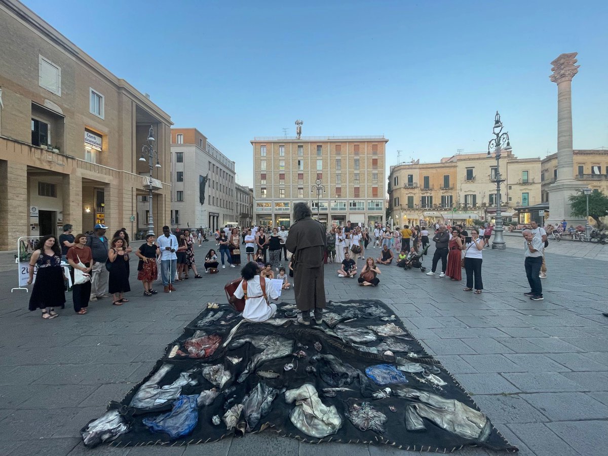 ISTANTANEE di un viaggio 
Ero sfinito, perché diventavo testimone di vite straordinarie... come le vostre.

Ieri è stato come navigare tra lacrime e visioni, due ore di ascolto in una piazza al centro di una città. Il silenzio nel caos.

UNOUNO
dedicato ai rifugiati