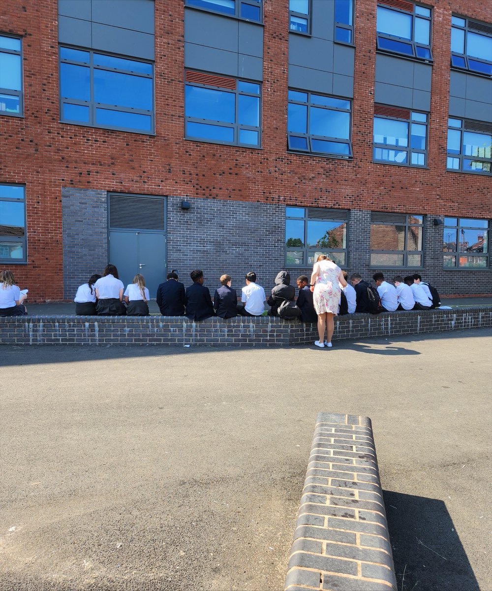 Year 7 students are studying the microclimate of the school site while Year 8 investigate contrasting places in Derby City Centre. @The_GA @RGS_IBGschools #nationalfieldworkfortnight