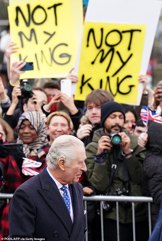 thecelticpost88's tweet photo. GRIMM NEWS EXCLUSIVE
@agcolehamilton has called for an"anti-protest"bill to be introduced in Scotland after yesterday's "Not My King" demonstration at the Coronation. He said "A Small group of lefties disgraced the country and should have been severely dealt with by the police." https://t.co/dcna4llXX5