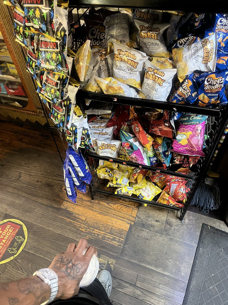 RetcH07BIX's tweet photo. NA WHOLE SHABANGS ON THE STREET IS CRAZY IYKYK https://t.co/EoFr8yQXyq