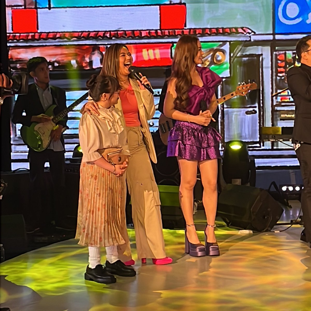 eatbulaga_TVJ's tweet photo. OH-EM-GEE!!! IT’S A TRUE!!! Dumalaw ulit si @dprincessmaja and @milesocampo_14 sa Da Bar: Dabarkads Eatery! 🥹✨

#LegitDabarkads https://t.co/AZnL5ZhZ2V
