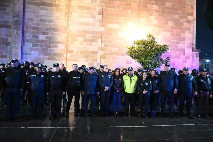 FabisFs67's tweet photo. #Toluca
Esta noche blindan el Valle de Toluca, con operativo intermunicipal, después de que el presidente municipal @RaymundoMC diera a conocer qué reforzaría con patrullaje y video vigilancia, esta son las imágenes de esta noche, una noche tranquila y un día sangriento. https://t.co/IClJOhhLkJ