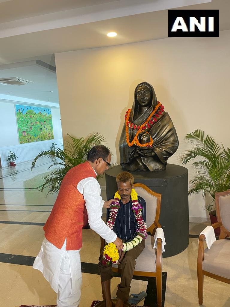ANI's tweet photo. Madhya Pradesh Chief Minister Shivraj Singh Chouhan meets Dashmat Rawat and washes his feet at CM House in Bhopal. In a viral video from Sidhi, accused Pravesh Shukla was seen urinating on Rawat.
Shukla was arrested on 5th July and his illegal construction was demolished by the local administration yesterday.