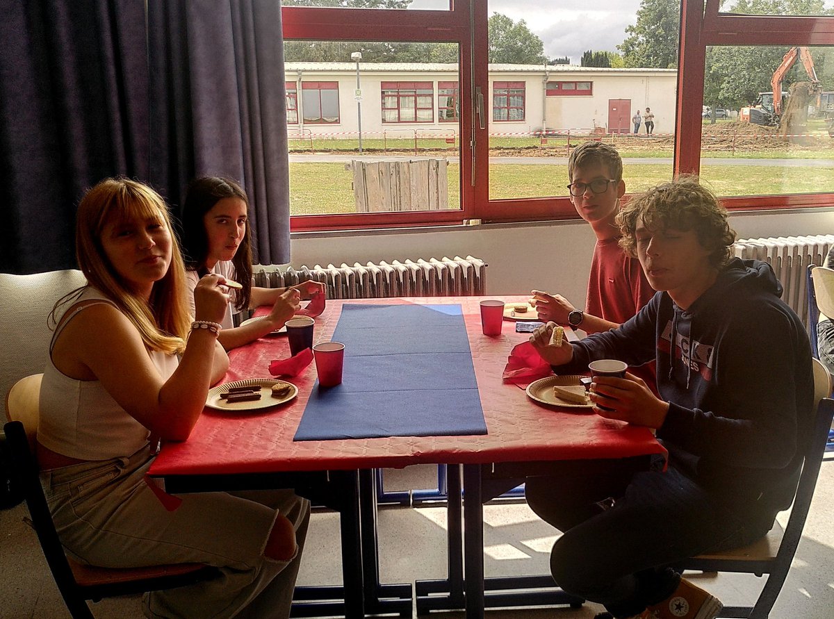 BraveMerC's tweet photo. Un petit Five O'Clock? Mardi, pour finir la journée et l'année sur une note gourmande so British, la Tea Party des LCE du collège  @LaFayette036 été très appréciée! https://t.co/ymGs96JcKX