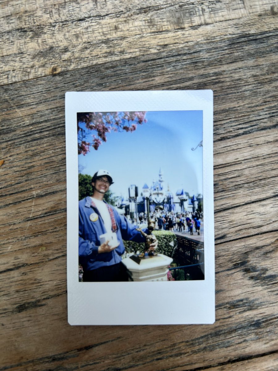 Kevin_Sucks_'s tweet photo. Oh yeah i went to Disneyland https://t.co/BDu0B8DtKa