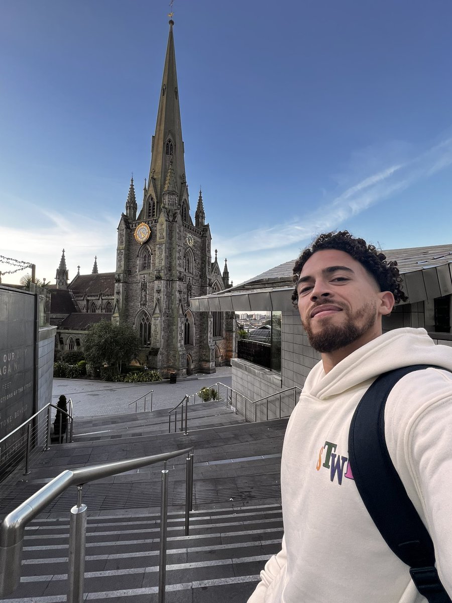 srlevonmoura's tweet photo. Bom dia #Birmingham - 5 da manhã, pouquíssimas pessoas na rua e um frio que eu já não lembrava. Será que tem uma regra pra usar só roupa preta no norte da #Europa ?  Assim não dá nem pre disfarçar que eu não sou daqui. https://t.co/mW5l5BehlY