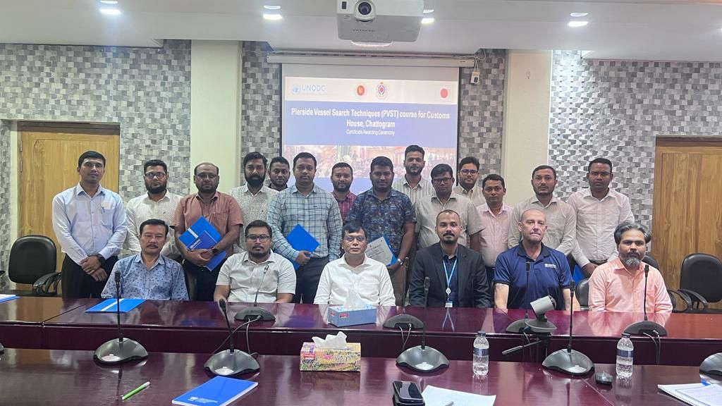 UNODC_BMB's tweet photo. #KeepingOceansSafe 🌊🇺🇳 @UNODC_MCP in #Bangladesh🇧🇩 completed Pierside #VesselSearch Techniques (PVST) training course for 16 officers of #Chattogram #Customs House incl. theo. &amp; prac. sessions on:
📜Vessel of Interest Documentation
⛴Hidden Compartments
Funded by #Japan 🇯🇵 https://t.co/NsBCKYh18l