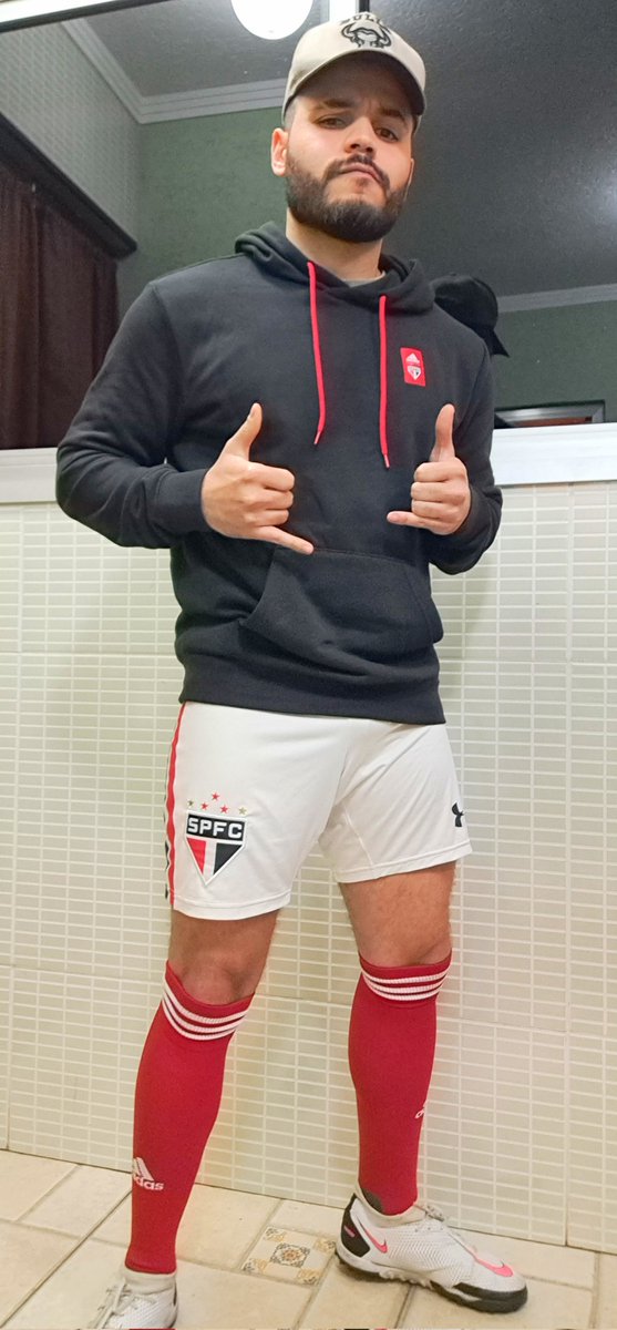 Chegando em casa de mais um fut sagrado.
Fui hoje com blusão presente de sub, calção presente de sub, meião e chuteira presente de sub, até a cueca presente de sub.
Tão de parabéns vcs que prestam pra me vestir 😂🤑
Agora é rango e cama 🤙🏼🍔🍔🍔