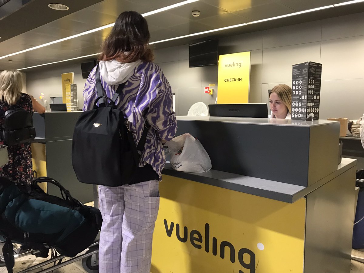 No voy a negar que estoy nervioso, orgulloso y emocionado de ver a mi hija empezar a cumplir su sueño de viajar sola, y con 18 recién cumplidos, como mochilera durante 5 semanas por Europa. Sueño costeado por ella después de ahorrar durante 3 años. Buenos días a las valientes.