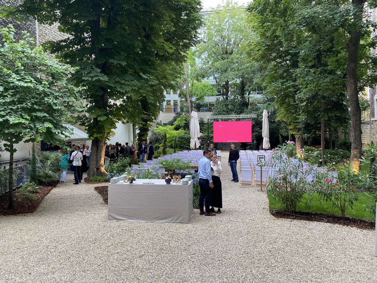 CecileDELETTRE's tweet photo. La #brandprojection du @Club_Annonceurs a révélé les meilleures campagnes de publicité à l’international sur des sujets d’actualité avec des échanges Marques & partenaires. Une soirée dans le jardin de #WeAre ,le lieu de la créativité #FrenchTouch merci @KarineTisserand #IA #pub https://t.co/7AvvWyR5gB