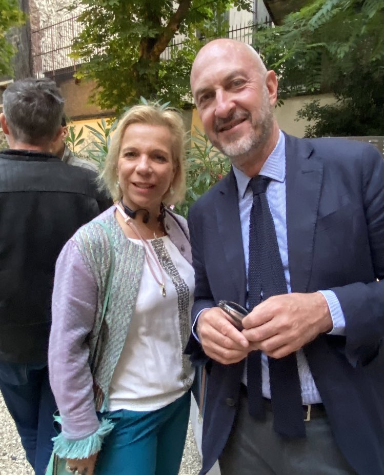 CecileDELETTRE's tweet photo. La #brandprojection du @Club_Annonceurs a révélé les meilleures campagnes de publicité à l’international sur des sujets d’actualité avec des échanges Marques & partenaires. Une soirée dans le jardin de #WeAre ,le lieu de la créativité #FrenchTouch merci @KarineTisserand #IA #pub https://t.co/7AvvWyR5gB