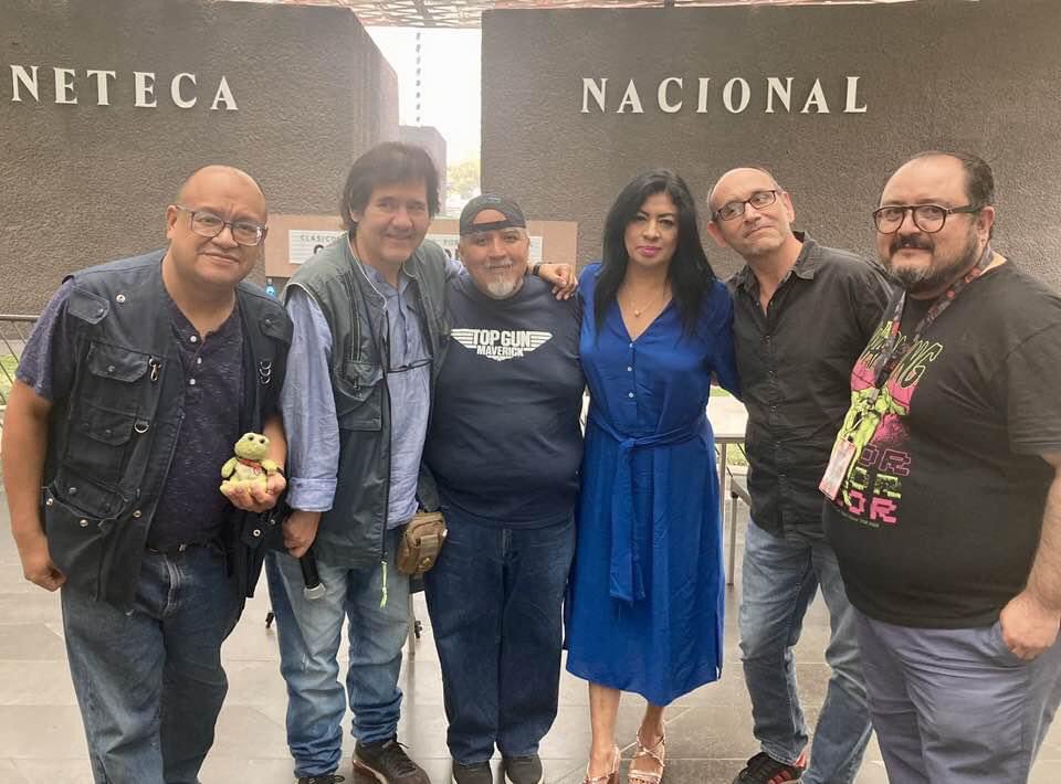 saulmontoro's tweet photo. La bonita foto del recuerdo con nuestra querida @ColumbaVertiz en la inolvidable y exquisita conferencia del @giffmx donde sin duda si quisimos ir.
Y estuvimos como críticos de izq a der, @libre98mx, @AntonioTijerino, @JavierQ37 y a mi lado el favorito de Maria, @JustAJTaker https://t.co/FVAqyuI01W