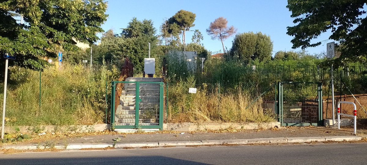 salazartieri's tweet photo. Ma come ti sbagli...dopo 3 mesi il parcheggio di via Sebastiano vinci ancora chiuso, erba alta, alberi secchi, impianti ? I giochi vandalizzati?? Meno male che entro luglio aprivano, ricordando che da più di un anno che è pronto. @RegioneLazio @MunicipioXV spreco?! soldi pubblici https://t.co/txsRuVZqqr