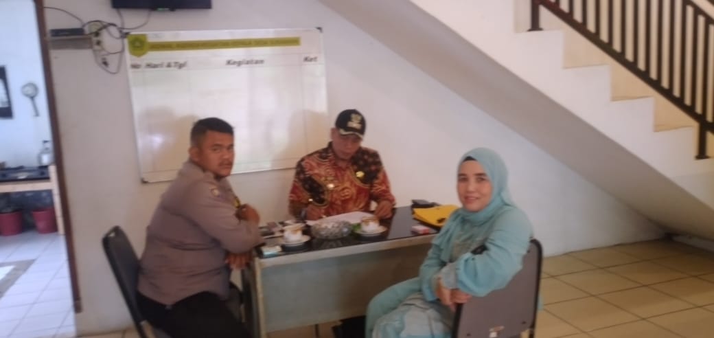 PMegamendung's tweet image. Bhabinkamtibmas Desa Sukamahi Polsek Megamendung Bripka Tri Sutrisno giat sambang warga dan memberikan himbauan kamtibmas untuk menciptakan keamanan dan ketertiban di wilayah desa binaan, Kamis (6/7/2023).