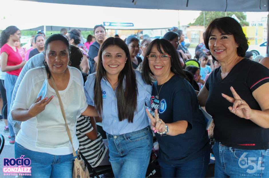 rocioglzcuu's tweet photo. Hoy estuve en la feria de servicios de @pan_chihuahua, poniendo valor a la premisa “ganar el gobierno, sin perder el partido”. @AccionNacional en las calles y cerca de la ciudadanía. #Seguimos #Distrito8FedCuu https://t.co/rMAJTKm7BA